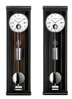 ERWIN SATTLER CLASSICA K 70 M
Uitgevoerd met een handbeschilderde kogel maan en een datumvenster in de wijzerplaat Loopduur 30 dagen.
Deze fijn opgebouwde snaar regulateur is 70 cm lang 20 cm breed en slechts 10 cm diep en is in ieder interieur te plaatsen. Zowel zakelijk als privé. De hoogwaardige zwart gelakte kast is voorzien van ontspiegeld glas. Extra decoratief zijn de metalen intarsia delen op de kast. Door het U-Vormige ontspiegelde glas heeft u een onbeperkt zicht op de wijzerplaat, de wijzers, het uurwerk en de slinger.